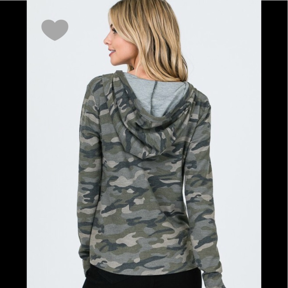 Camo hoodie tie top ( LAST ONE ) - Picture 3 of 3